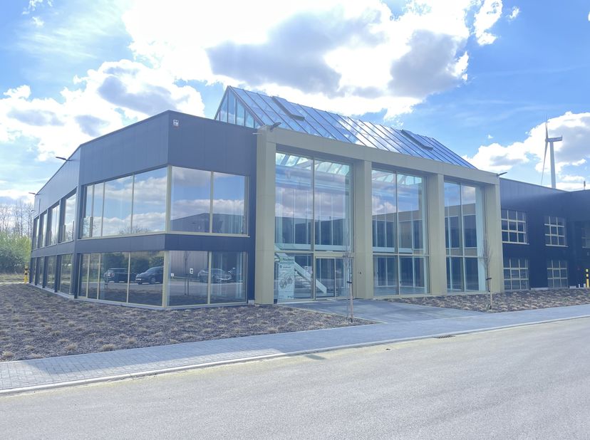 Ontdek onze unieke bedrijfsvastgoedlocatie in Turnhout, die een magazijn van 786 m², kantoorruimtes van 471 m² omvat. Het pand biedt een flexibele rui
