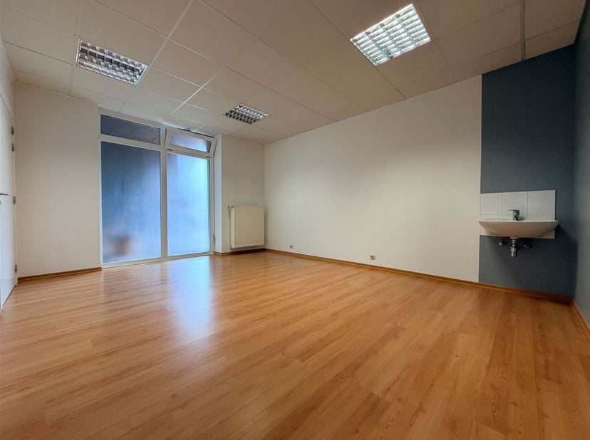 Kantoorruimte van ongeveer 20 m² voor een zelfstandig of vrij beroep, gelegen in een gebouw vlakbij het centrum van Doornik.<br />
Het gebouw bestaat