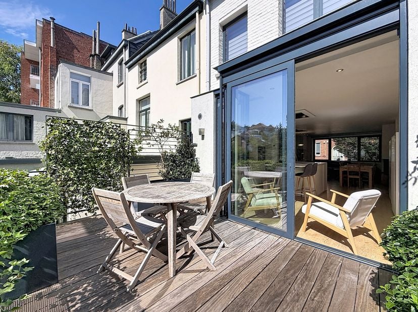Ontdek dit prachtige, lichte en sfeervolle triplexappartement, gelegen in een huis dat in 2014 volledig en smaakvol is gerenoveerd, vlakbij alle voorz