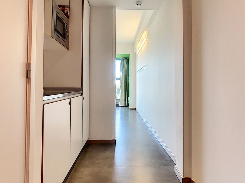 Op enkele minuten lopen van de ULB en de VUB, op de begane grond, een studentenstudio met de volgende indeling: hal, woonkamer, doucheruimte met toile