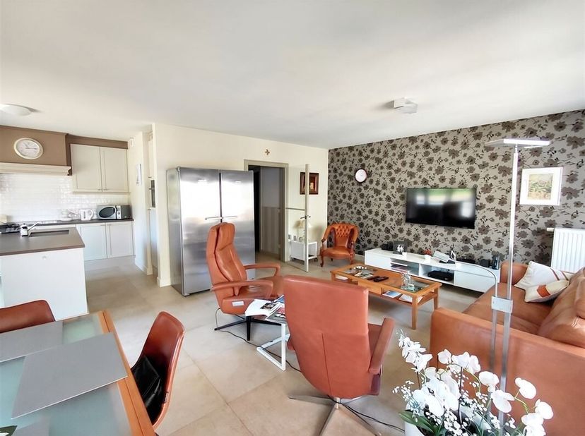 Vraag uw bezoek aan via info@optimusvastgoed.be!<br />
TE HUUR: Ruim appartement met 2 slaapkamers en ruim terras te Lummen!<br />
Dit luxueus afgewer