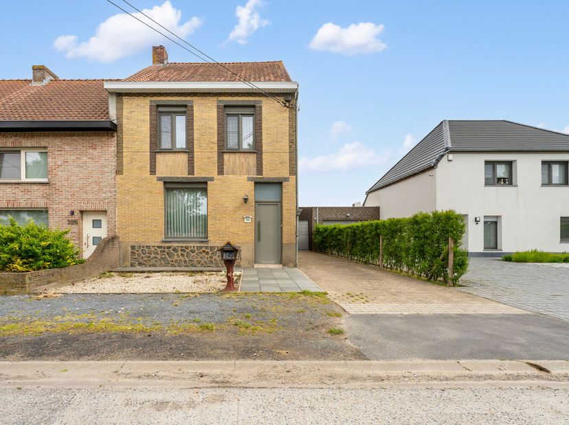 Deze op te frissen woning met oprit is gelegen op de grens tussen Vlamertinge en Dikkebus en beschikt over een dubbele doorrij garage (dubbele poort).