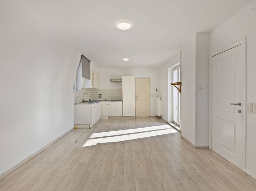 Bent u op zoek naar een slimme investering of een eigen stek vlakbij het bruisende Antwerpen? Dan bieden wij dit lichtrijke appartement aan de Van Hee