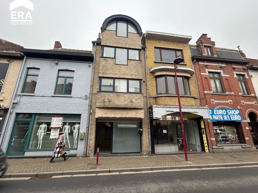 Menen : immeuble commercial avec des locaux d'habitation spacieuxDisposition :rez-de-chaussée : espace commercial (+/-110m²) équipé de toilettes et d'