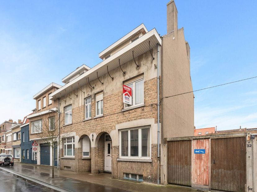 De Panne: Te renoveren woning met veel potentieel te koop Deze zeer ruime woning in de Brouwersstraat, op wandelafstand van het centrum, scholen, wink