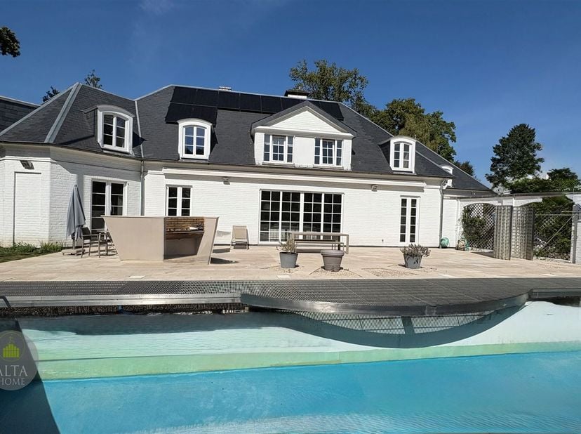 Sint-Genesius-Rode - Ontdek deze opmerkelijke prestigevilla in een zeer gewilde, rustige residentiële laan, op een perceel van 25 are 60 ca op het zui
