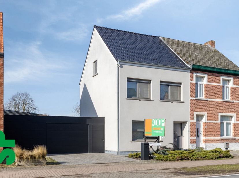 Zeer ruime en instapklare gezinswoning op een perceel van 8a 32ca.<br />
Deze prachtige en goed onderhouden gezinswoning verwelkomt je via een ruime i