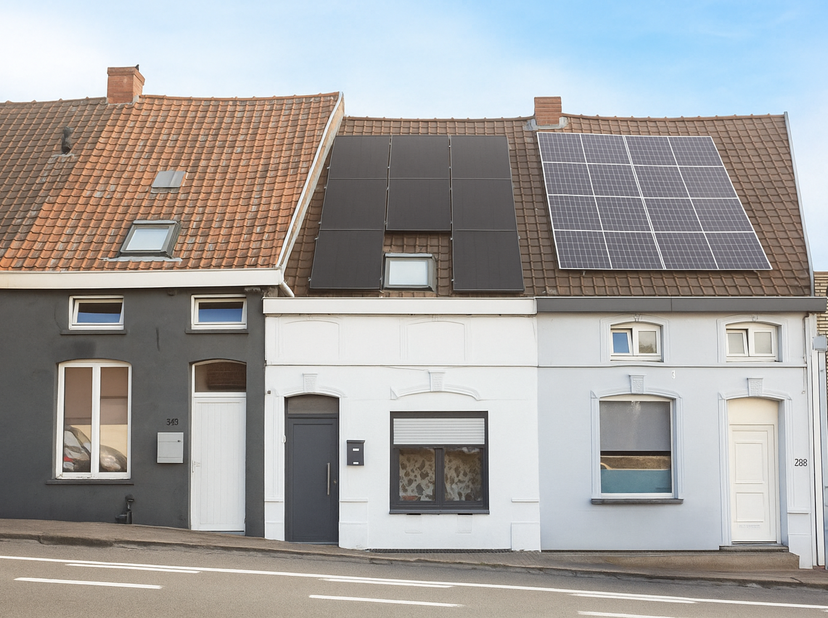 Cette propriété intéressante est située en périphérie de la ville avec possibilité de stationnement devant la maison, dans la rue même.<br />
La maiso