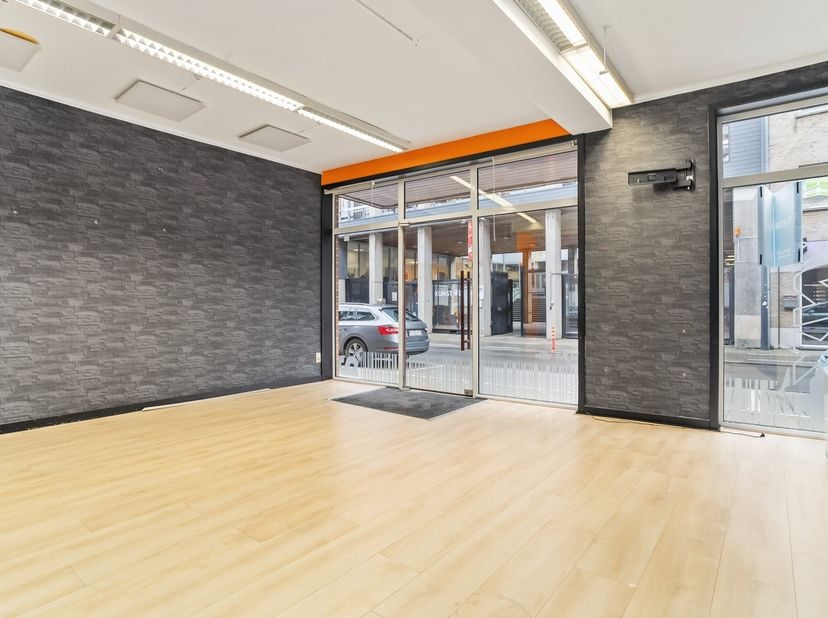 Zeer interessant opbrengsteigendom met een nettorendement van +/- 5%. Dit gelijkvloers handelspand (winkelruimte, showroom, kantoor, praktijk, broodje