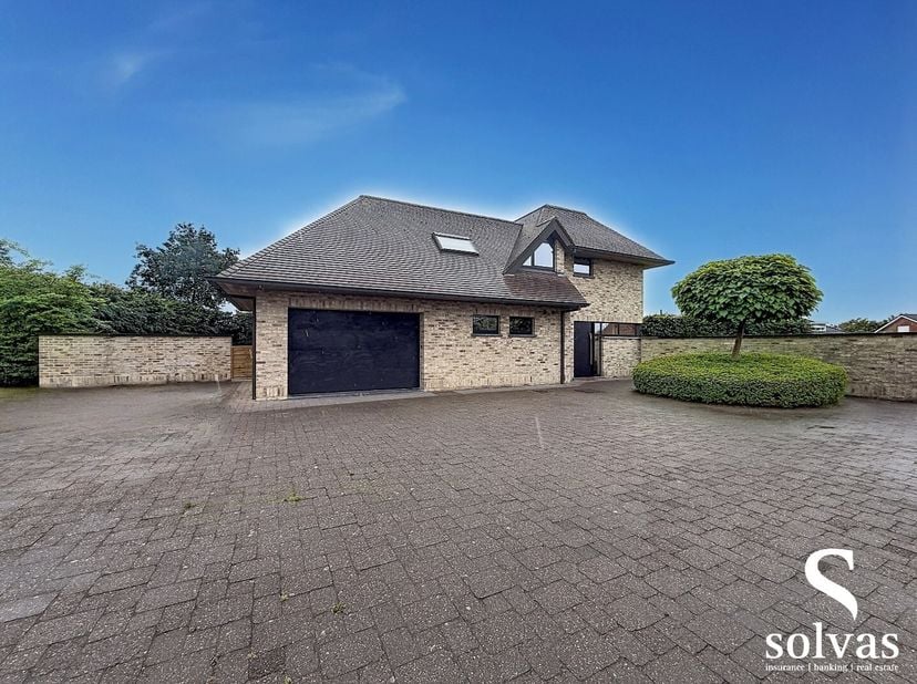 Bent u op zoek naar een instapklare woning met veel ruimte, een zonnige tuin en een uitstekende ligging? Dan is deze verzorgde gezinswoning in Maldege