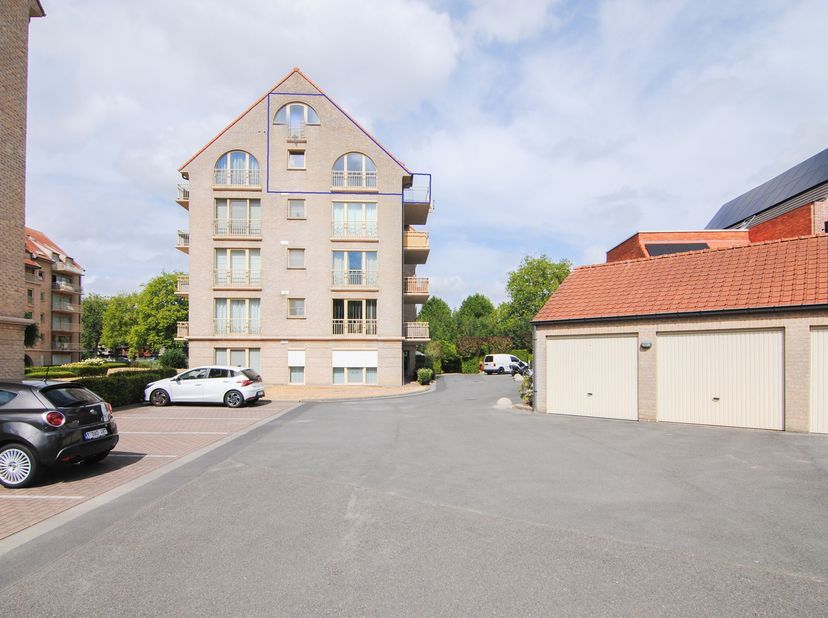 Op een gegeerde en centrale locatie, vlak aan het Fosterpark, bevindt zich deze royale duplex op de 4e en 5e verdieping. Met een bewoonbare oppervlakt