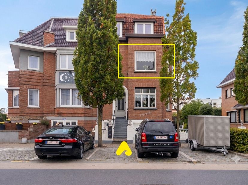 Ontdek dit erg sfeervolle en recent grondig opgefriste hoekappartement met twee slaapkamers. Dit gezellige pand, met een erg gunstig EPC-label D, is d