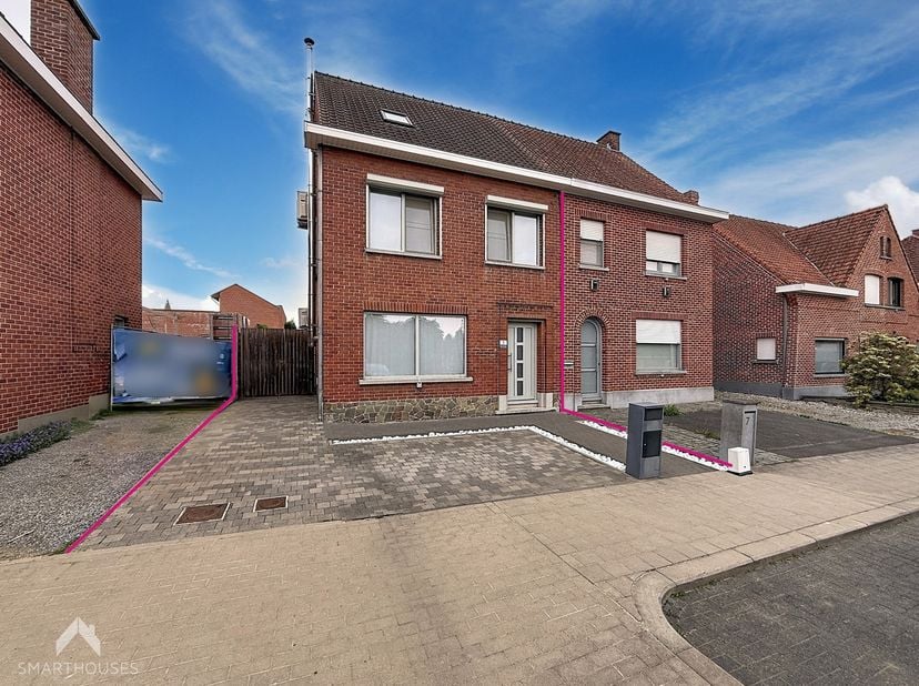 Deze ruime halfopen bebouwing op een perceel van 495 m² werd in 2019 volledig gerenoveerd. De woning omvat een inkomhal, een lichtrijke leef- en eetru