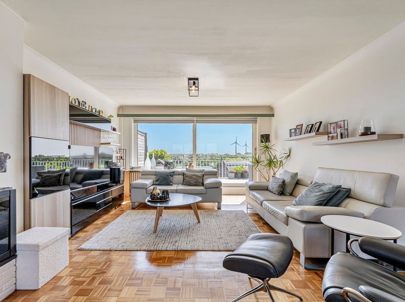 Gezellig en stijlvol penthouse te koop in Menen<br />
Dit verzorgde en smaakvol afgewerkte penthouse in Menen combineert comfort, lichtinval en een pr