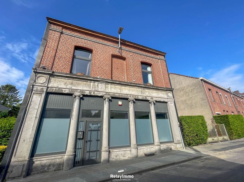 Superbe maison entièrement rénovée d'une surface habitable de 192 m2 (hors véranda) avec garage et grand jardin ! Très bonne situation entre la ville