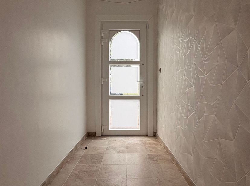 WONEN EN WERKEN OP ÉÉN LOCATIE WONING MET MAGAZIJN VAN 216 M² EN BUREAURUIMTE<br />
Op zoek naar een woning die perfect te combineren is met een zelf