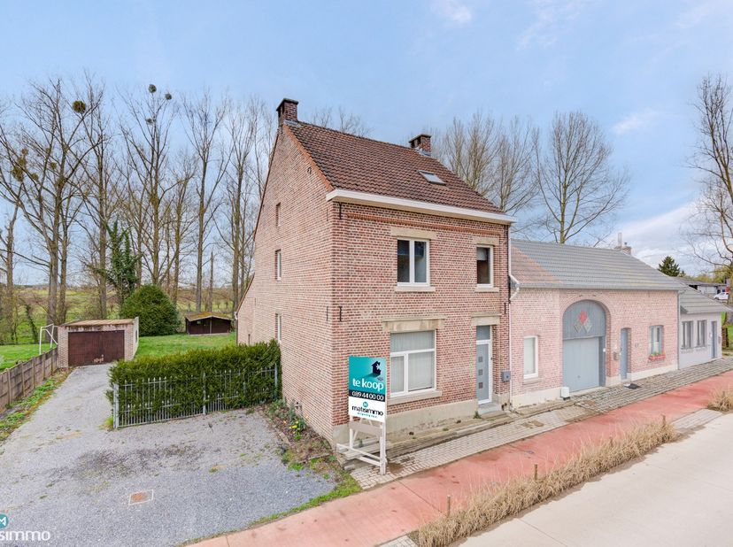 GOED ONDERHOUDEN GEZINSWONING MET 3 RUIME SLAAPKAMERS OP EEN RUIM PERCEEL VAN 9A 21CA<br />
<br />
*** Bekijkt U deze woning via een aanverwante websi
