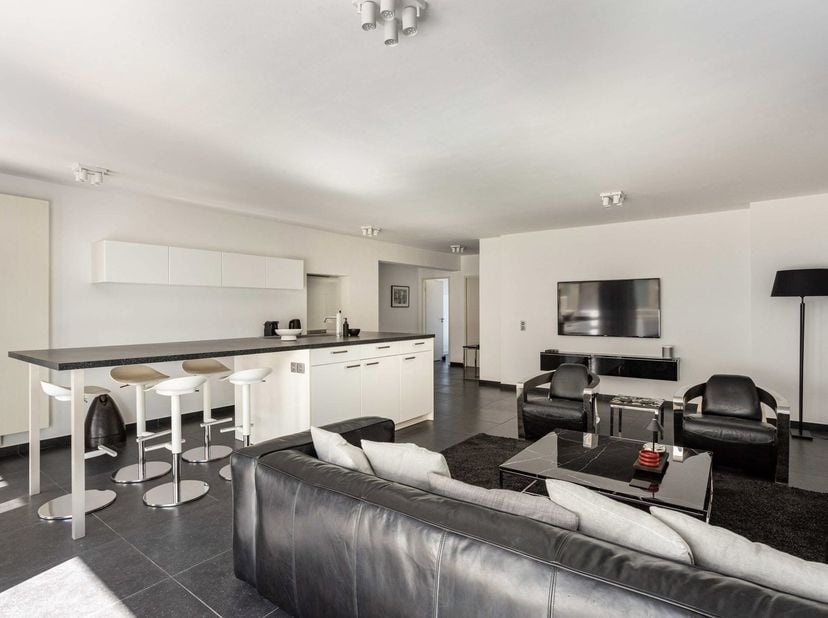 Dit gerenoveerde en instapklare appartement met maar liefst 3 slaapkamers en een privatieve garagebox bevindt zich op de eerste verdieping van Residen