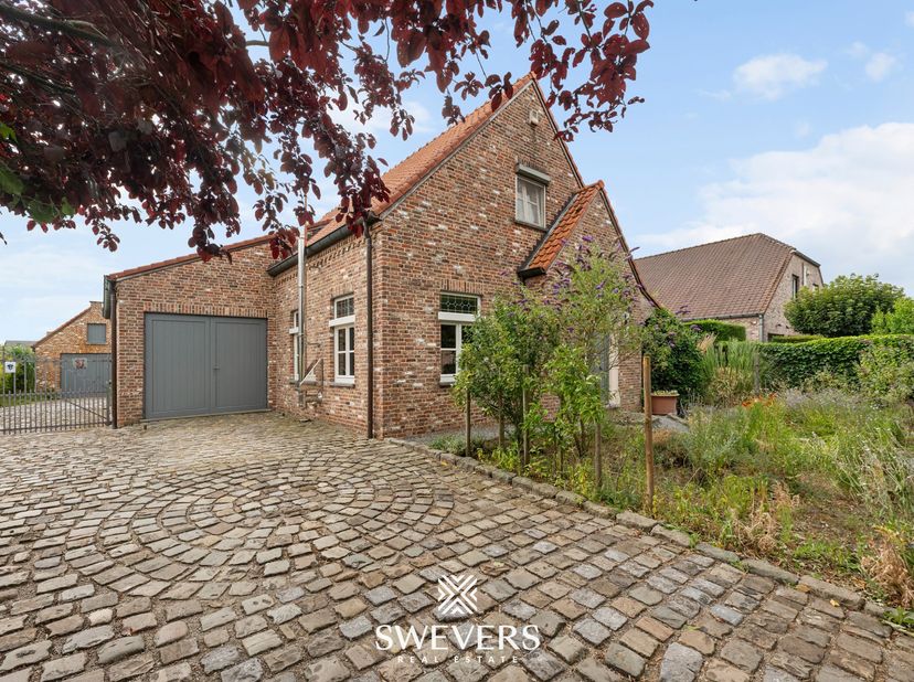 Voor meer info en foto’s, surf naar www.swevers.be – Ontdek deze instapklare open bebouwing op een rustige ligging in Diepenbeek. De woning, gebouwd i