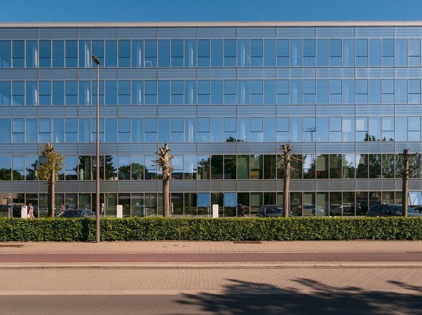 1.116m² recent ingerichte kantoorruimte op het gelijkvloers<br />
Ligging: vlakbij de Singel en de Ring; op 10 min wandelafstand van station van Berch