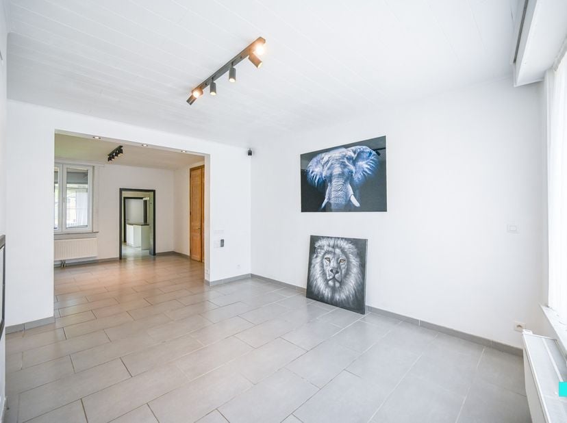 Ontdek deze gezellige en volledig instapklare eengezinswoning nabij het centrum van Kuurne. De woning geniet van een ruim woonoppervlak van 206 m² (vo