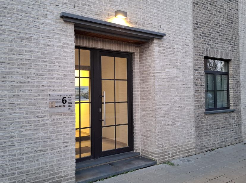 Instap klaar gelijkvloers appartement (KI 105 m², detail zie afbeeldingen), volledig ingerichte keuken met aparte berging, terras (22,4 m²) aan gemeen