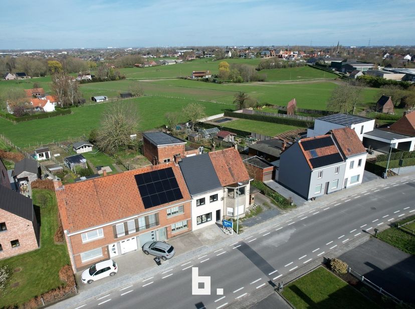 Ontdek deze energiezuinige en volledig gerenoveerde woning, gelegen in een landelijke omgeving met prachtige vergezichten in Zwevegem. Deze instapklar