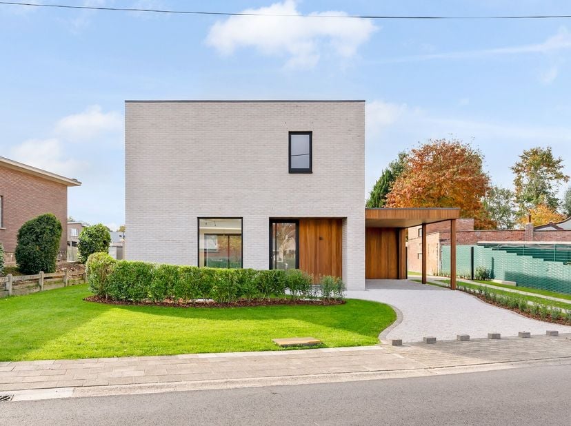 Ontdek deze prachtige nieuwbouwwoning gelegen in een rustige, residentiële straat te Putte. Deze woning combineert comfort, stijl en energiezuinigheid