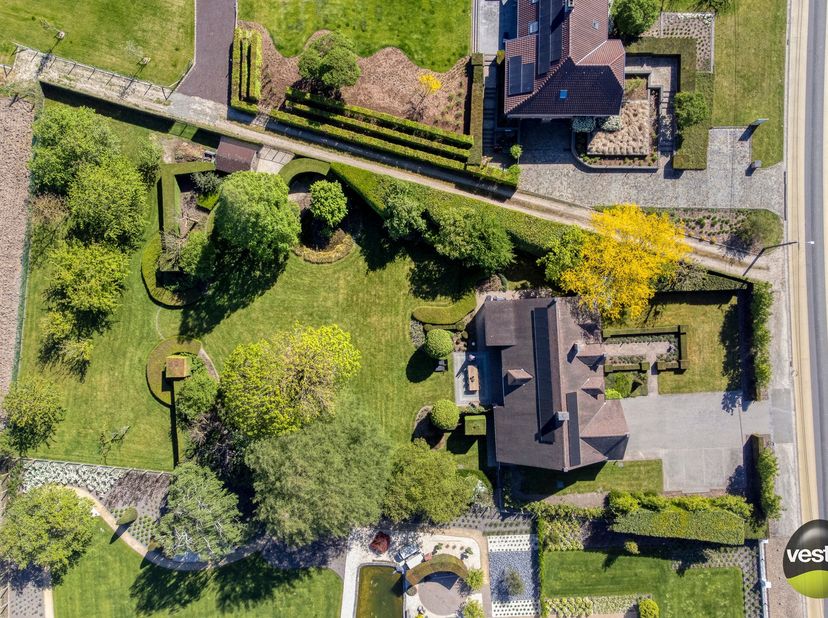 We vinden deze charmante villa met een karaktervolle uitstraling op een ruim perceel van 35a10ca, gelegen aan Russelt 106 in Wellen. De woning bevindt