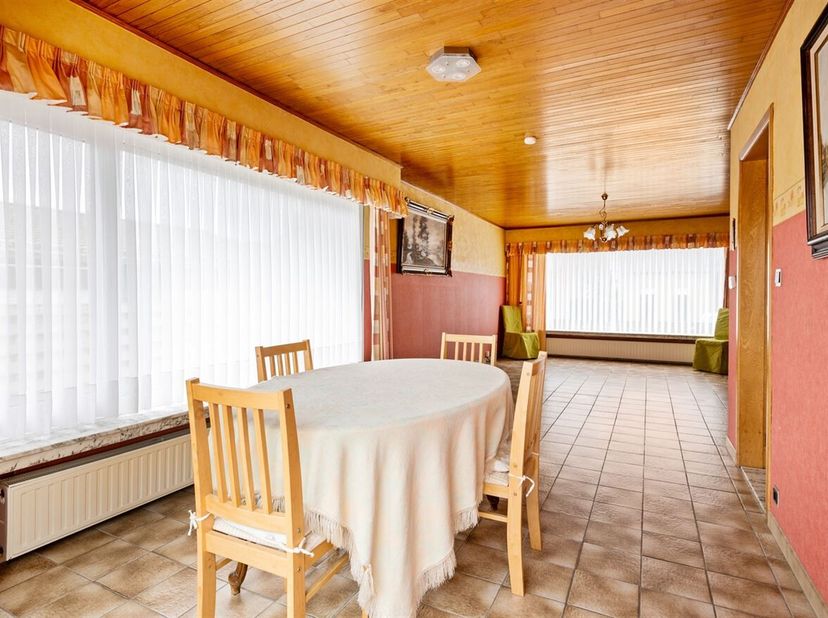 Te renoveren split-level woning met retro allures gelegen in een leuke en landelijke omgeving nabij het centrum van Brecht!<br />
Een inkomhal die zow