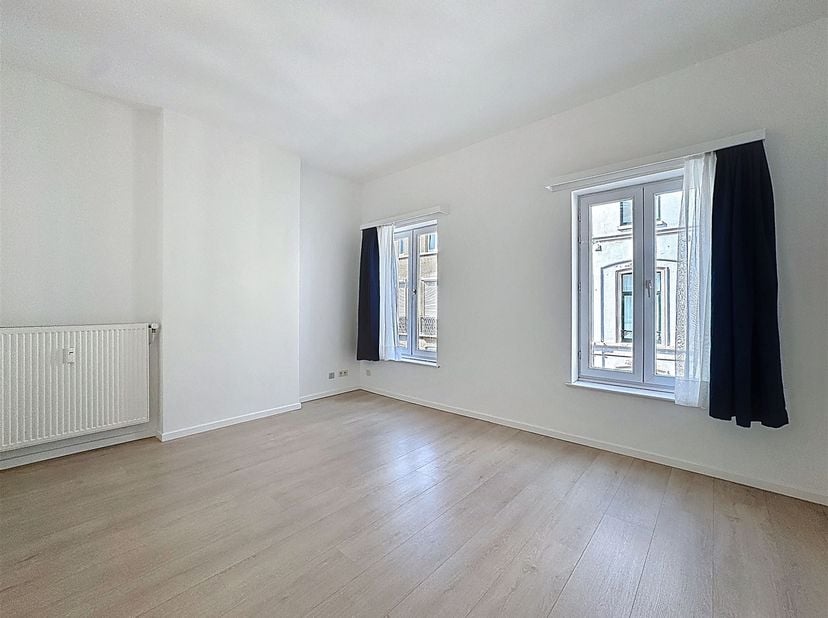 Centrum van de stad - Aantrekkelijk appartement met 1 slaapkamer (+/-35 m²) op de 2e verdieping van een gebouw met 3 verdiepingen, bestaande uit: hal,