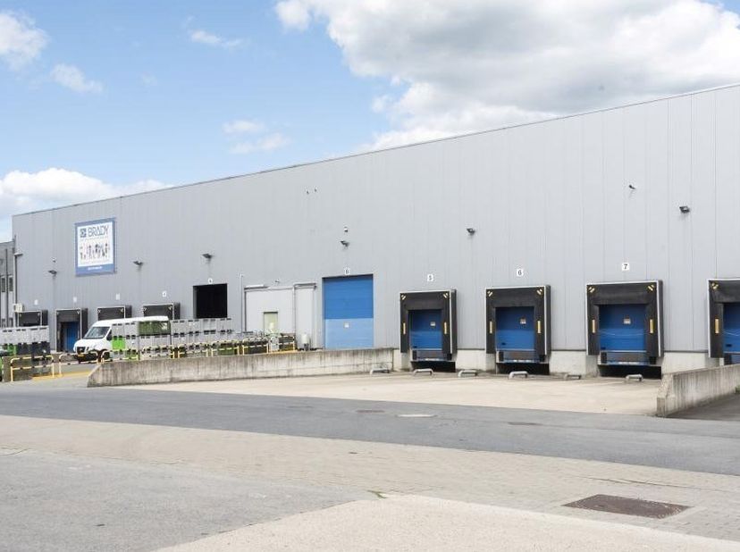 7663m² opslagruimte <br />
Ligging: op 2,4 km van afrit Zele (E17) en vlakbij N47<br />
<br />
Specificaties: 8,5m vrije hoogte, automatische sectiona