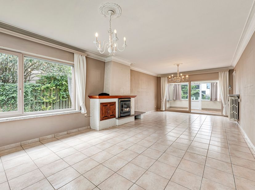 Kloeke ruime woning met 5 slaapkamers te koop in Wevelgem<br />
In een rustige buurt vinden we deze ruime woning terug. We betreden de woning via de i