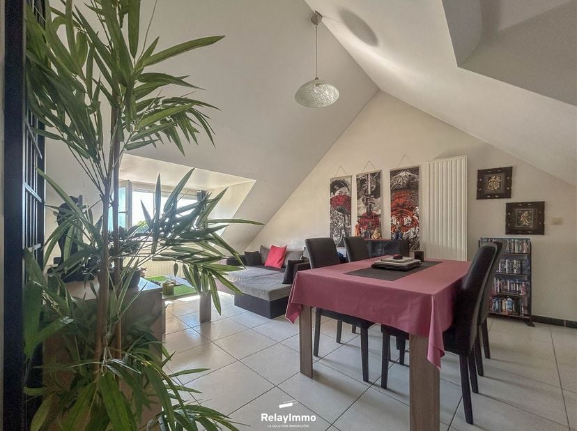 Superbe appartement d'une chambre situé au deuxième étage.<br />
Composition :<br />
Appartement d'environ 57m² composé d'un séjour comportant le sa