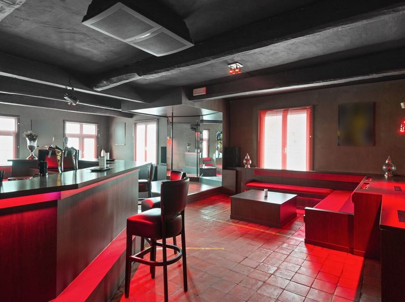 Deze perfect onderhouden villa zal voor sommige mooie herinneringen oproepen, we zullen het niet dadelijk te horen krijgen. Wat in hoofdzaak belangrij