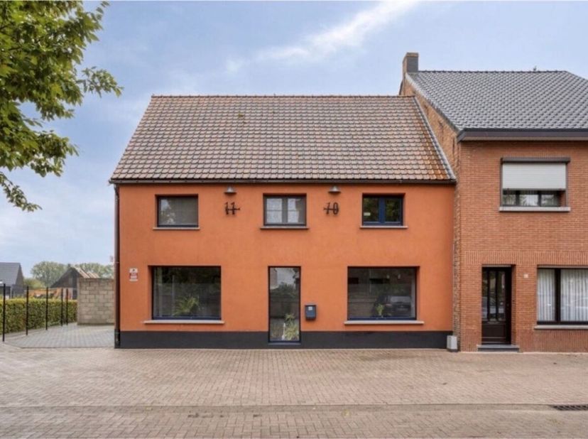 - EPC D - Geen renovatieverplichting<br />
- Geen asbest<br />
- Elektriciteit conform huidige wetgeving<br />
- 22 zonnepanelen met certificaten<br /
