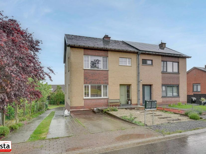 Deze meergezinswoning ligt in de rustige regio Velm, dichtbij de centra van Sint-Truiden, Gingelom, Landen en de oprit van de E40.<br />
Elk apparteme
