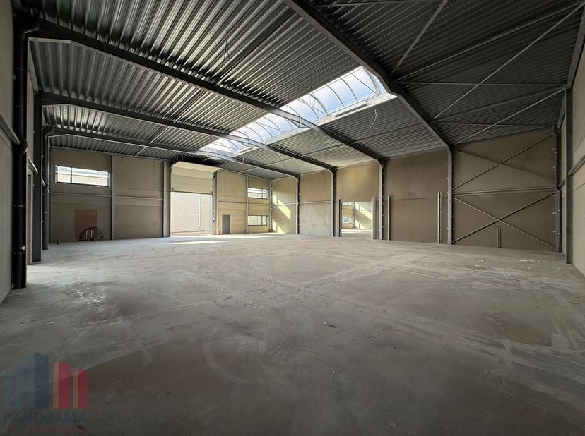 Gloednieuwe KMO-unit te huur met een oppervlakte van 1.000 m², gelegen te Evergem. De ligging zorgt voor een uitstekende bereikbaarheid, op slechts 1