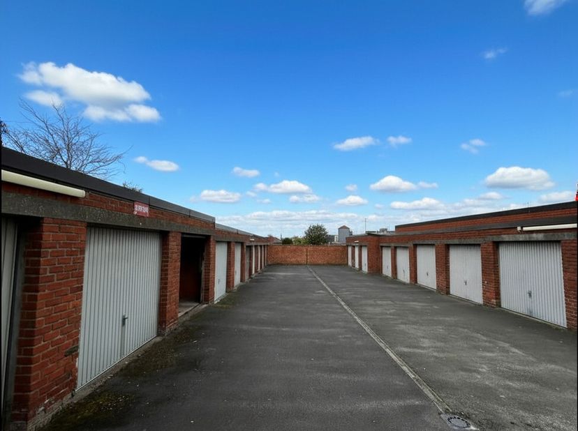 Garage pratique à Ypres, avec accès rapide aux principaux axes routiers. Ce garage situé Brugseweg à Ypres bénéficie dun emplacement pratique et facil