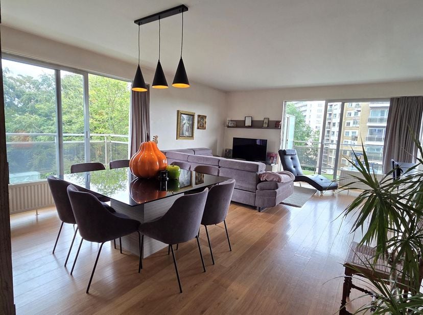 Lichtrijk en modern 1-slaapkamer appartement (79 m²) met 2 terrassen op de 6e verdieping in Ganshoren<br />
​Dit stijlvolle, instapklare appartement v