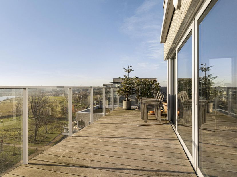 Een adembenemend uitzicht over het Galgenweel en de skyline van Antwerpen, een lumineuze penthouse die grote rust uitstraalt.<br />
Een open inkomhal