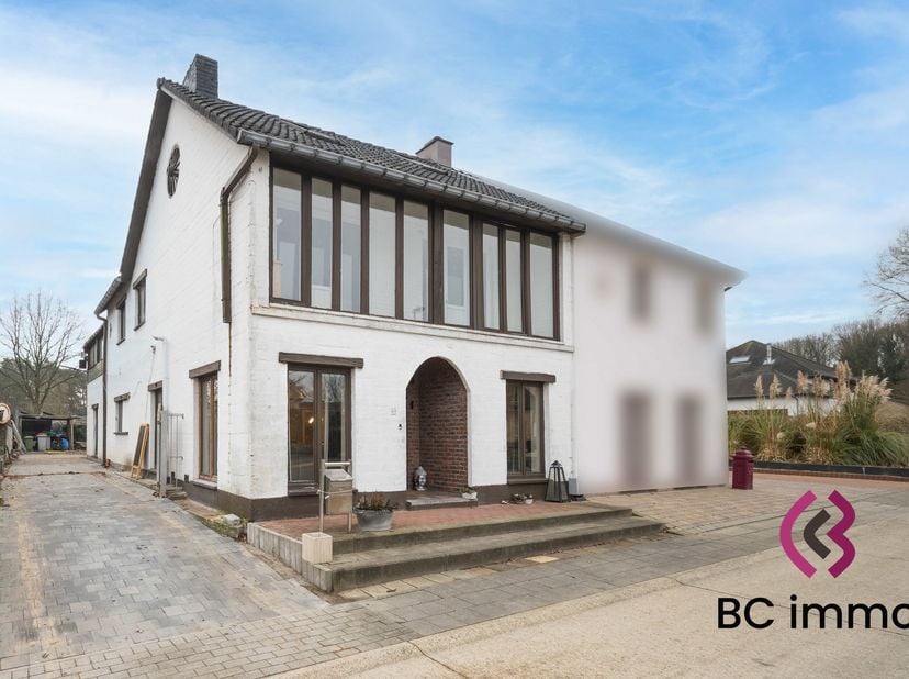 Deze ruime woning met een bewoonbare oppervlakte van 381 m² (volgens EPC-attest) biedt uitzonderlijk veel mogelijkheden. <br />
Ideaal voor grote gezi
