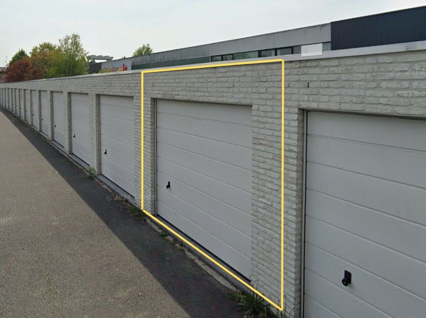 Ruime, volwaardige garage met kantelpoort te koop in Waregem. Op de splitsing van de Warandestraat en Zagerijstraat met een in- of uitweg via de parki