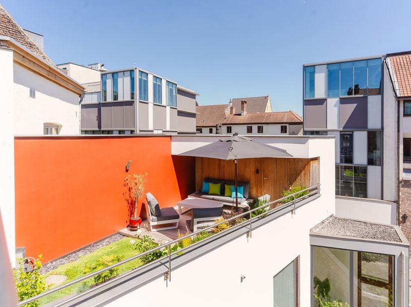 Situation<br />
Située dans les rues Gebroeders Vandeveldestraat et Sint-Martensstraat, près de l'Oude Houtlei à Gand. Facilement accessible en transp