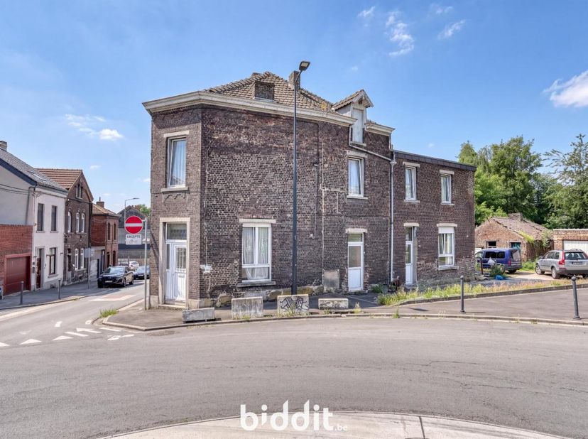 MAISON D'HABITATION AVEC JARDIN<br />
<br />
Une maison d’habitation sis rue Jules Jaumet, numéro 204, cadastrée section A, numéro 0040YP0000 en natur