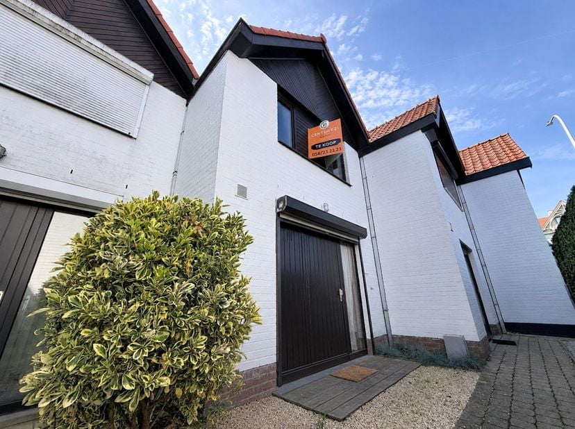 Deze instapklare (vakantie)woning is rustig gelegen in het domein Vierbarke, op een topligging tussen de vaargeul en het strand van Nieuwpoort-Bad. Hi
