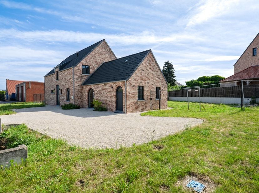 Op een uitstekende locatie in Beerzel (Putte) bevindt zich deze recente villa op een ruim perceel van 825 m². De woning geniet van een rustige, reside