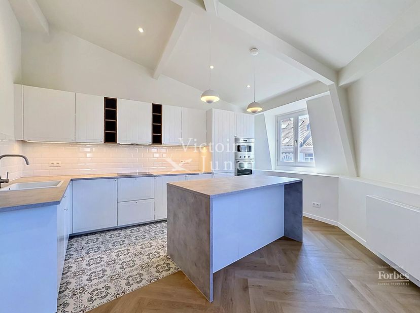Victoire Junot vous propose cet appartement 2 chambres entièrement rénové, situé dans le quartier Saint-Boniface, au 4ème étage.<br />
Il se compose d