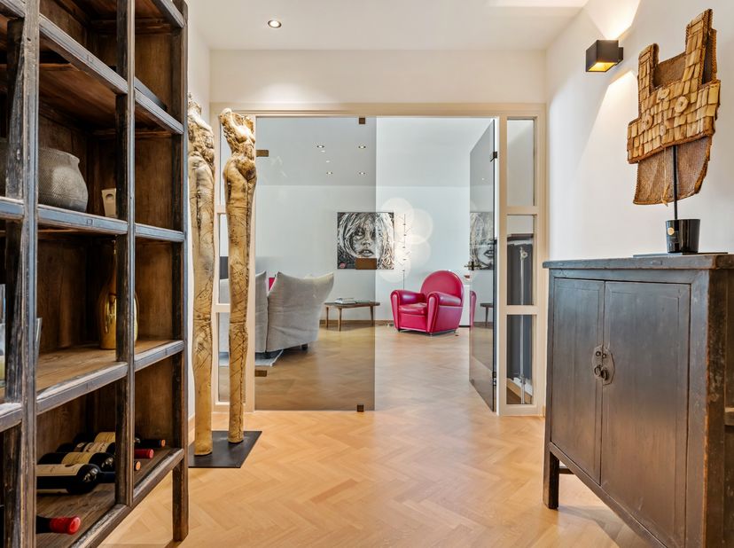 Op wandelafstand van het bruisende centrum van Genk, maar toch heerlijk rustig gelegen, bevindt zich dit uitzonderlijk afgewerkte appartement van maar