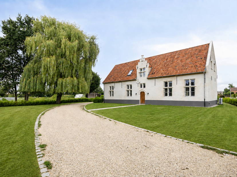 Deze uitzonderlijke, als erfgoed beschermde hoeve dateert uit 1664 en werd met bijzonder veel smaak en oog voor detail gerenoveerd. Authentieke materi